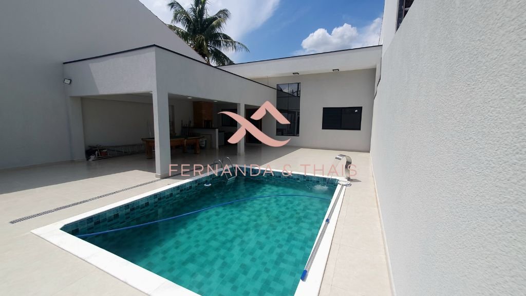 Linda casa à venda no Jardim Regina com Piscina